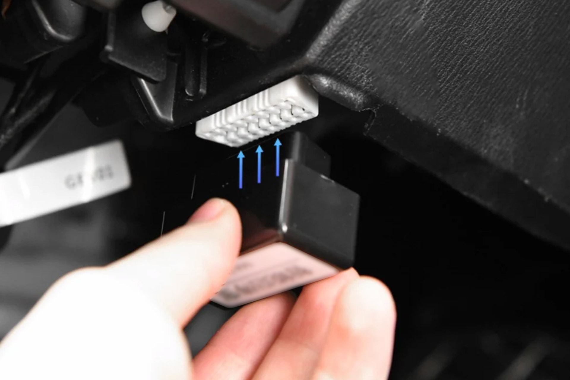 Mua thiết bị GPS trên mạng gắn vào xe, chiếc Mazda3 ở Hà Nội mắc 'bệnh lạ'