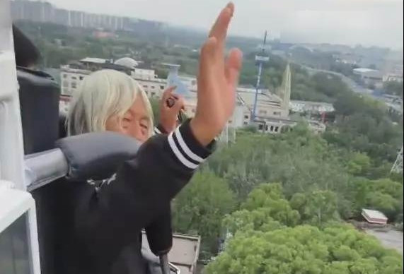 Ông lão 75 tuổi đi tàu lượn siêu tốc 43 lần/ngày gây sốt