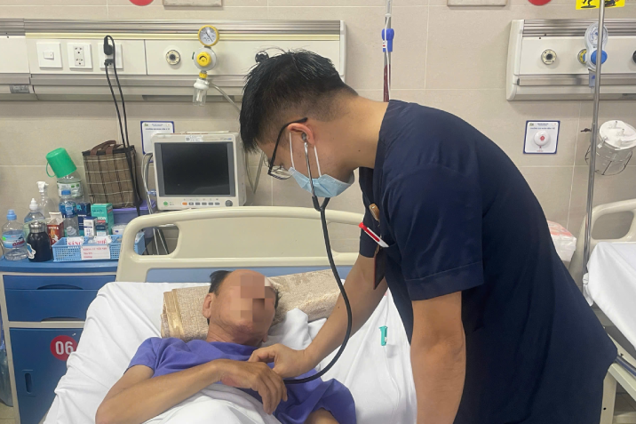 Người đàn ông bất ngờ đột quỵ khi đang uống bia