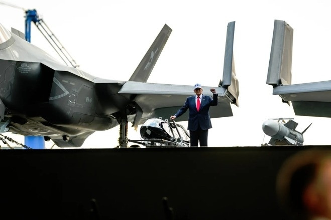 Ông Trump bất ngờ muốn các tàu sân bay Mỹ bỏ công nghệ máy phóng điện từ