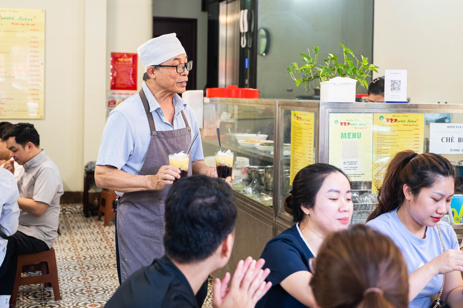 Quán chè gần 50 năm đông khách ở Hà Nội, giữ ký ức nhiều thế hệ