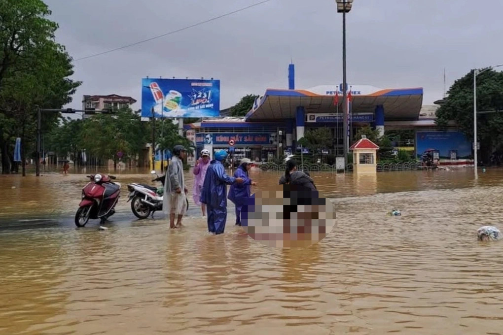 Người phụ nữ đẻ rơi giữa vùng ngập nước sâu ở TP Huế