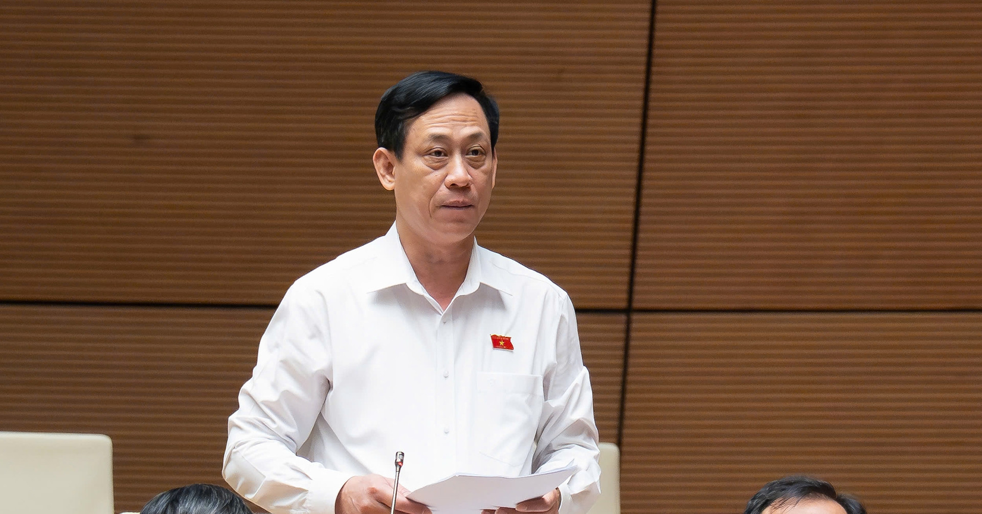 Sớm có chính sách đãi ngộ, tiền lương cho cán bộ cấp xã để an tâm công tác
