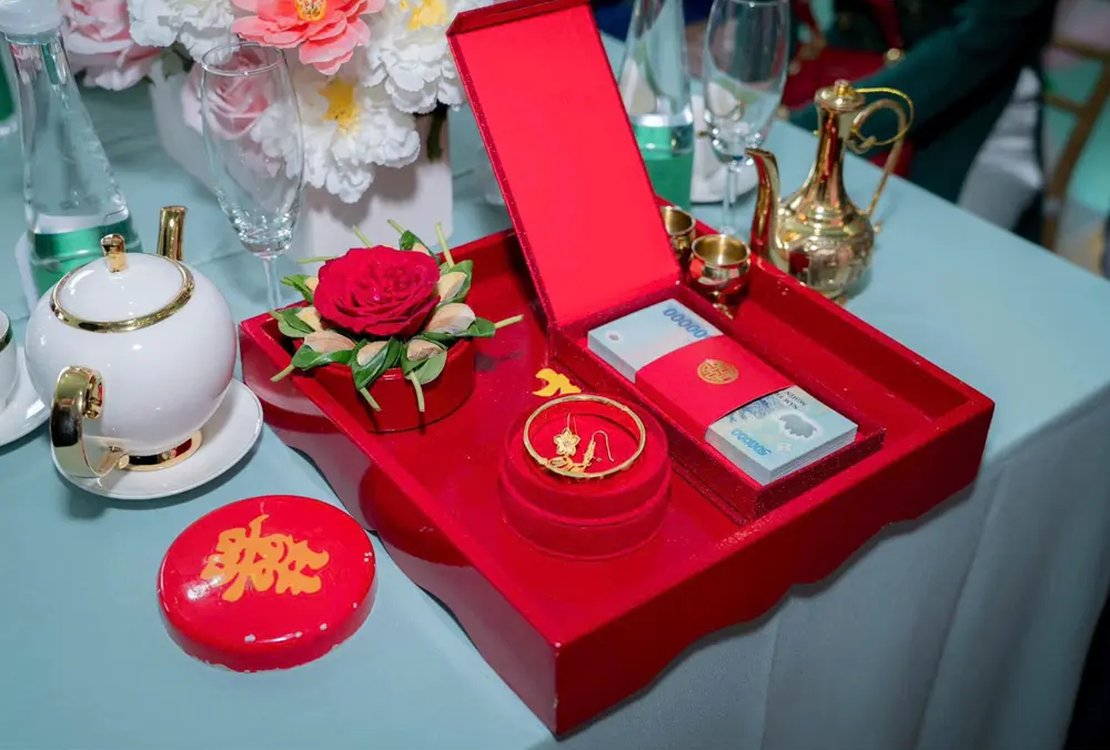 Thách cưới 9,9 triệu, thông gia nghèo đứng hình khi mở phong bì sính lễ nhà trai