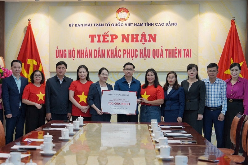 Thứ trưởng Nông Thị Hà thăm, tặng quà người dân vùng lũ Cao Bằng và Lạng Sơn