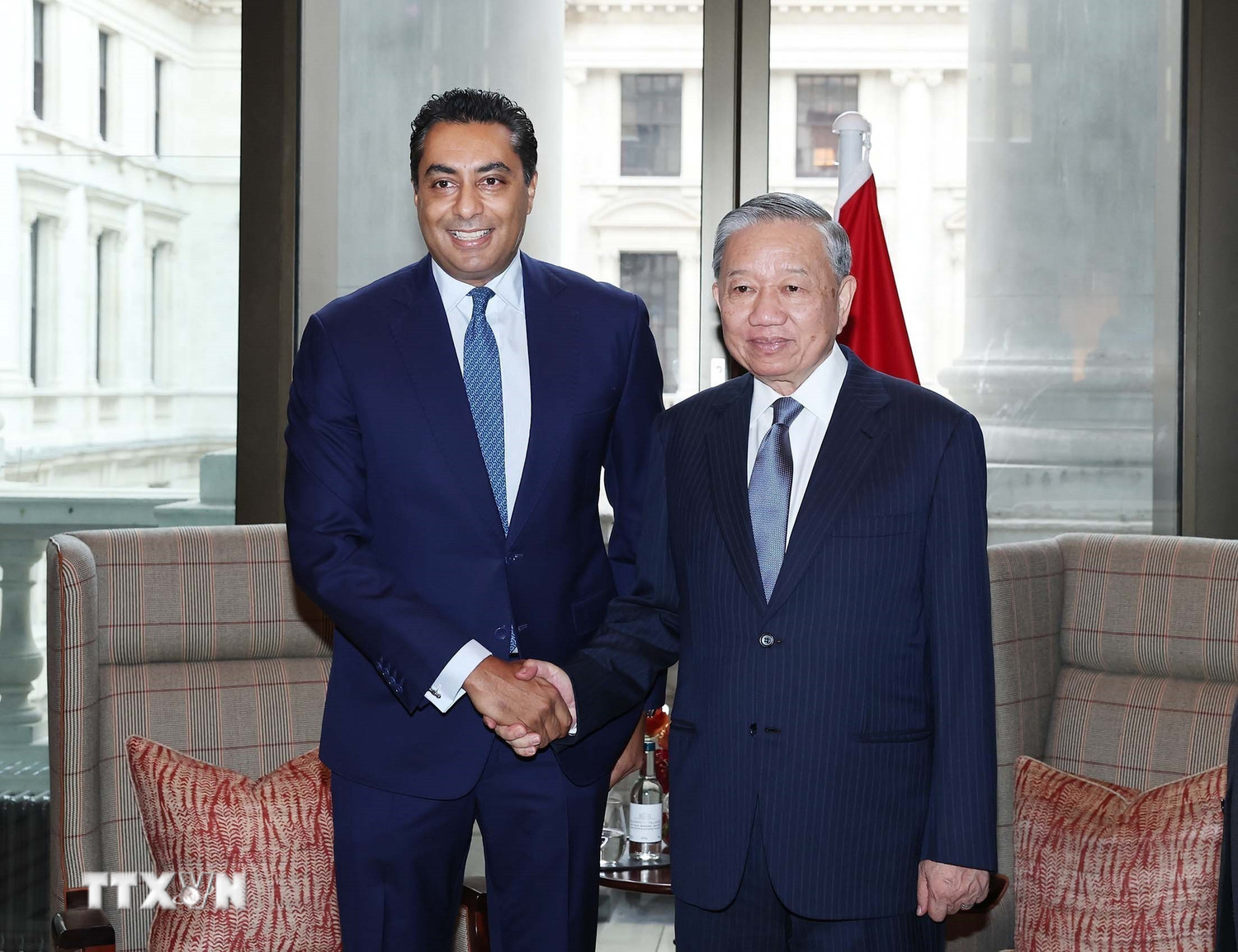 tong bi thu to lam tiep ong saif malik tong giam doc kiem giam doc khoi khach hang doanh nghiep va dau tu ngan hang standard charter tai vuo 8373011 3.jpg