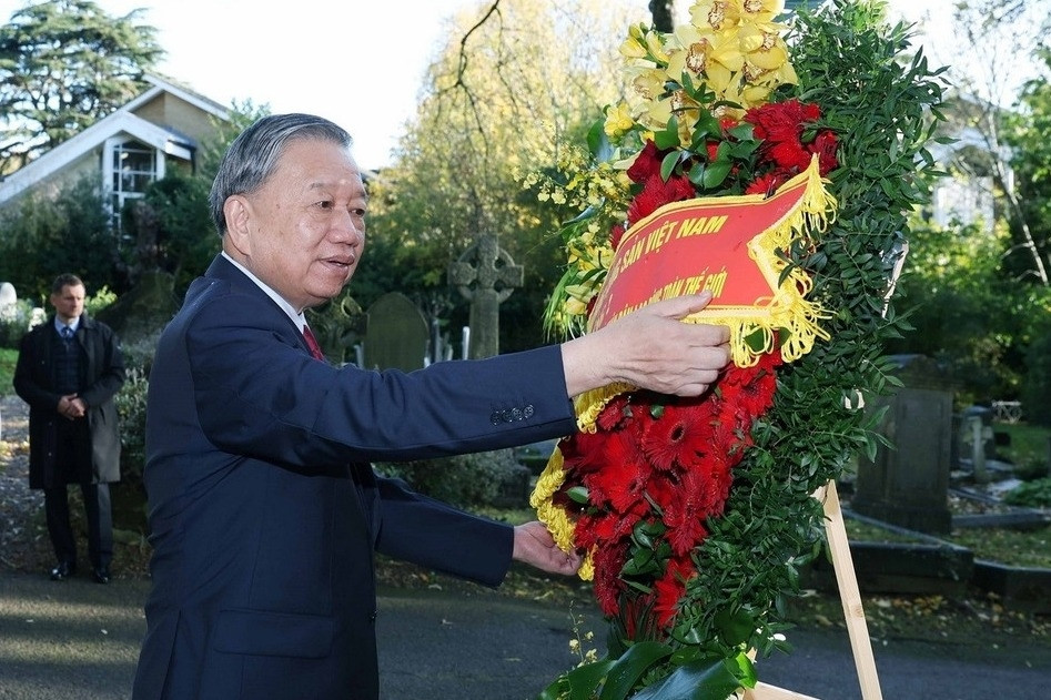 Tổng Bí thư Tô Lâm viếng mộ Karl Marx tại nghĩa trang Highgate ở Anh