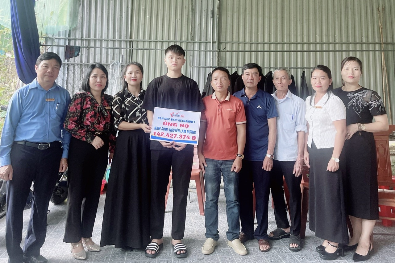 Trao hơn 142 triệu đồng tới nam sinh mồ côi ở Hà Tĩnh