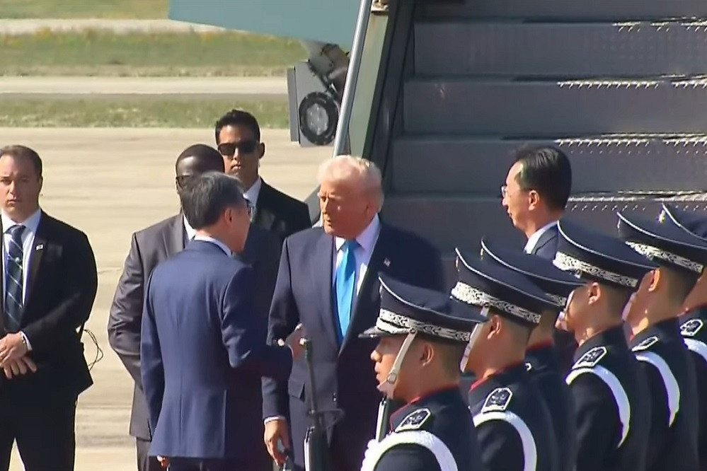 Video chuyên cơ Không lực Một hạ cánh, ông Trump chính thức công du Hàn Quốc