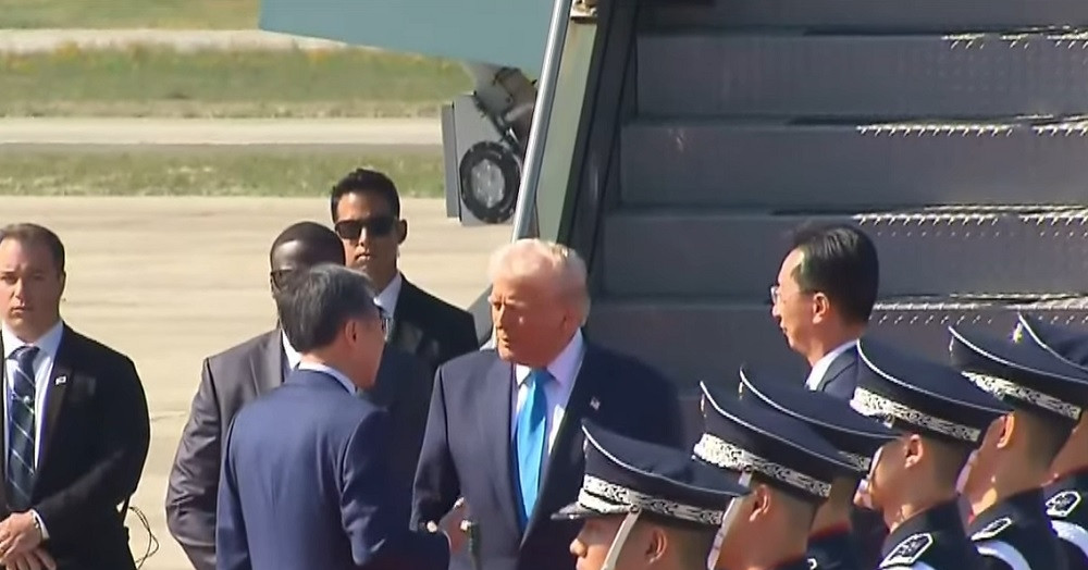 Video chuyên cơ Không lực Một hạ cánh, ông Trump chính thức công du Hàn Quốc