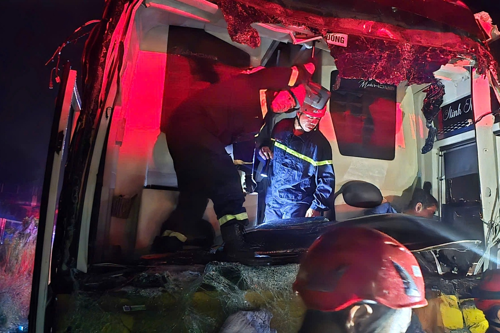 Xe khách đâm vào đuôi xe tải trên cao tốc, tài xế mắc kẹt trong cabin