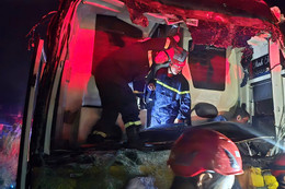 Xe khách đâm vào đuôi xe tải trên cao tốc, tài xế mắc kẹt trong cabin