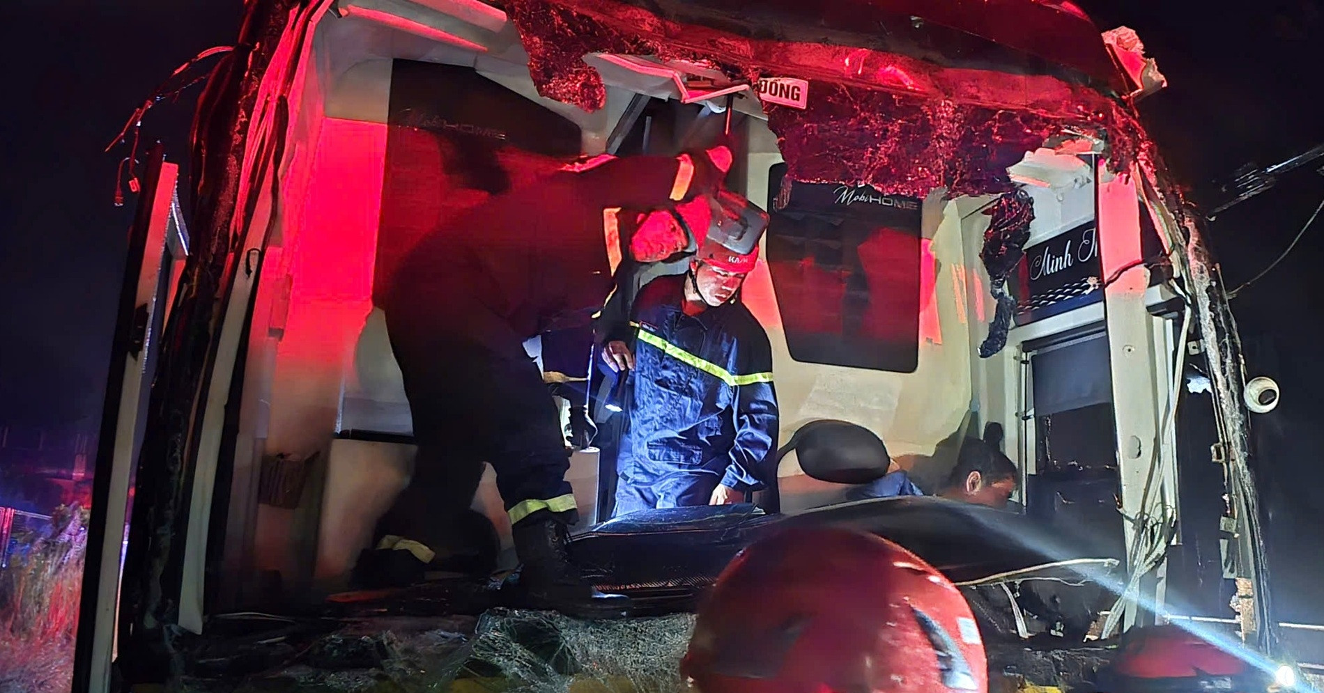 Xe khách đâm vào đuôi xe tải trên cao tốc, tài xế mắc kẹt trong cabin
