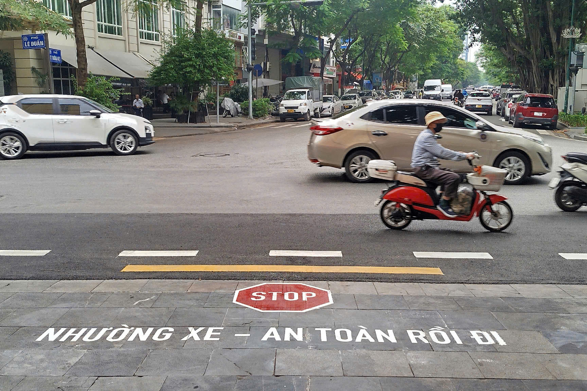 Cục CSGT thí điểm sơn chữ 'Dừng lại' trên đường để nhắc tài xế giảm tốc