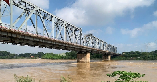 Bản tin chiều 3/10: Lật tàu gần cầu Việt Trì, nghi 2 vợ chồng mất tích trong đêm