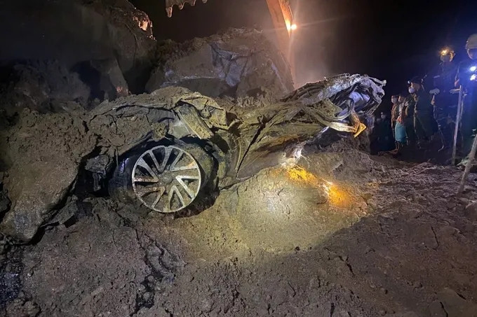 Bản tin sáng 3/10: Xe bán tải bị vùi lấp: 2 người tử vong, 1 người vẫn mất tích