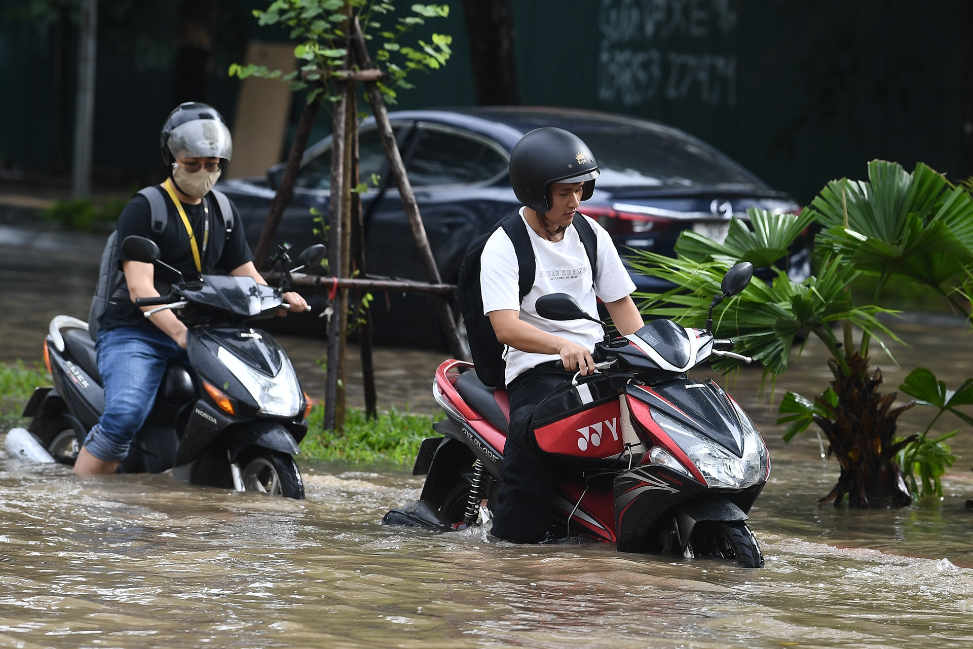 7 hạng mục 'sống còn' cần kiểm tra ngay khi xe máy bị ngập nước