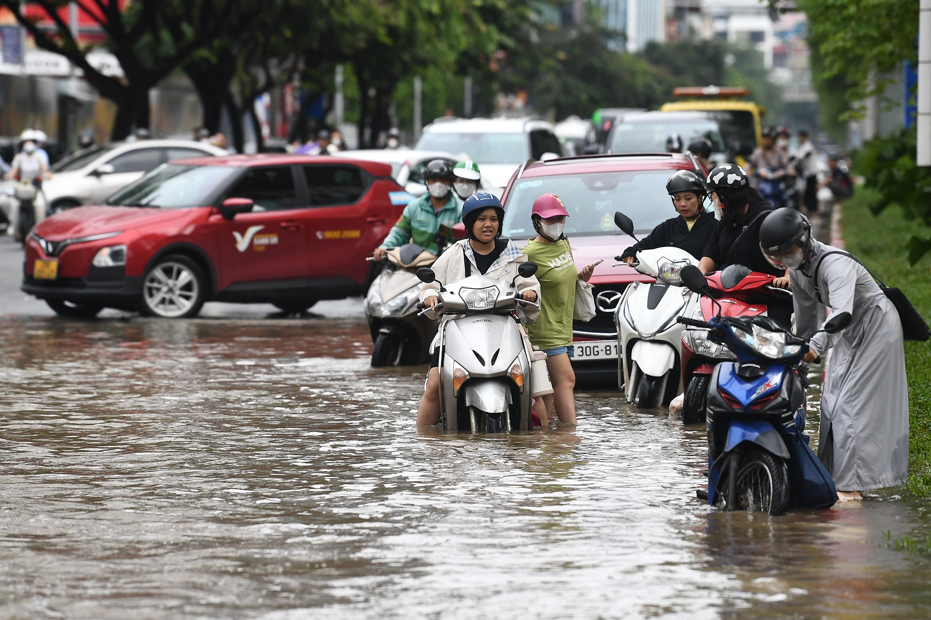 Bộ Chính trị chỉ đạo khắc phục hậu quả bão số 10, ứng phó với bão số 11