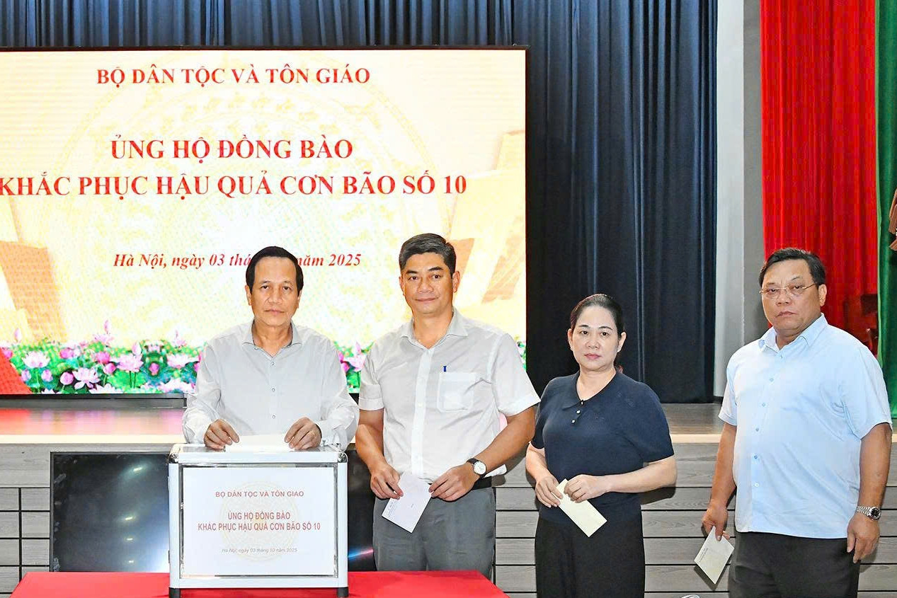 Bộ Dân tộc và Tôn giáo quyên góp ủng hộ đồng bào bị ảnh hưởng của bão số 10