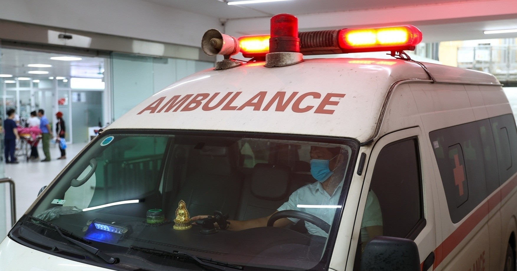 Cấp cứu người đàn ông tự đâm 3 nhát vào ngực