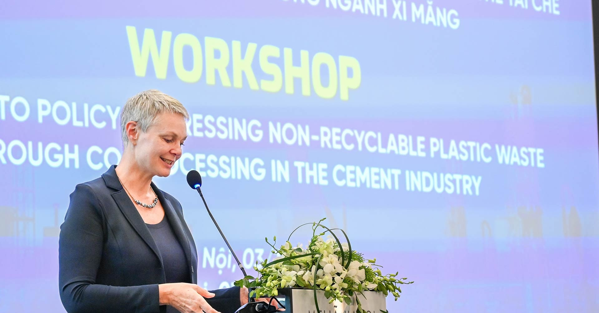 Cắt giảm phát thải và giải quyết bài toán rác thải nhựa trong ngành xi măng