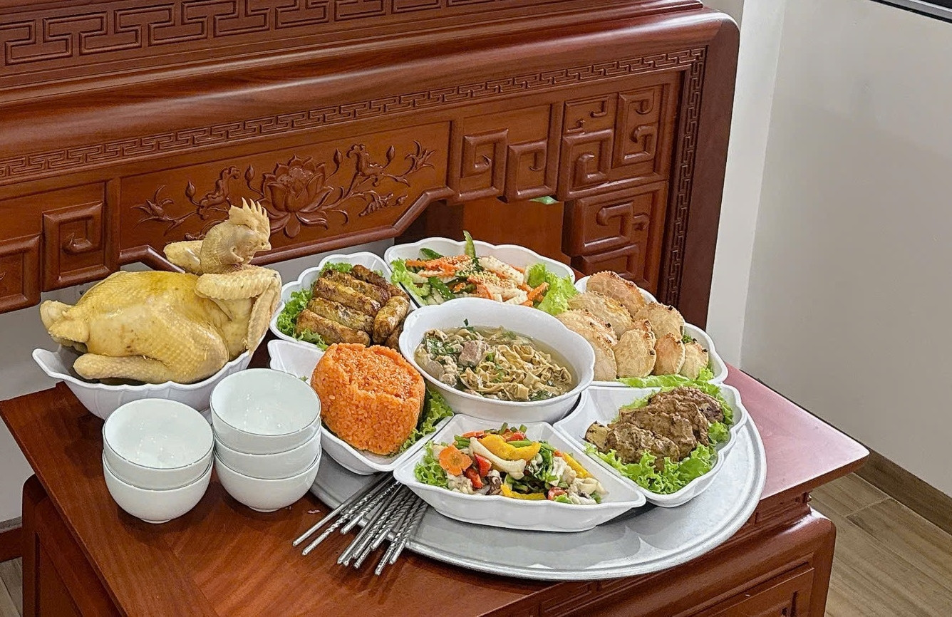 Con dâu đăng ảnh mâm cúng giỗ đầu bố chồng lên mạng, cả gia đình 'họp khẩn'