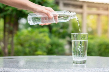 Dấu hiệu bất thường sau khi uống nước cảnh báo thận yếu