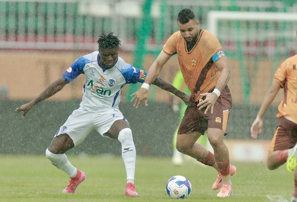 Đội trưởng HAGL 'sút 2 điểm lên khán đài' ở trận tiếp SLNA