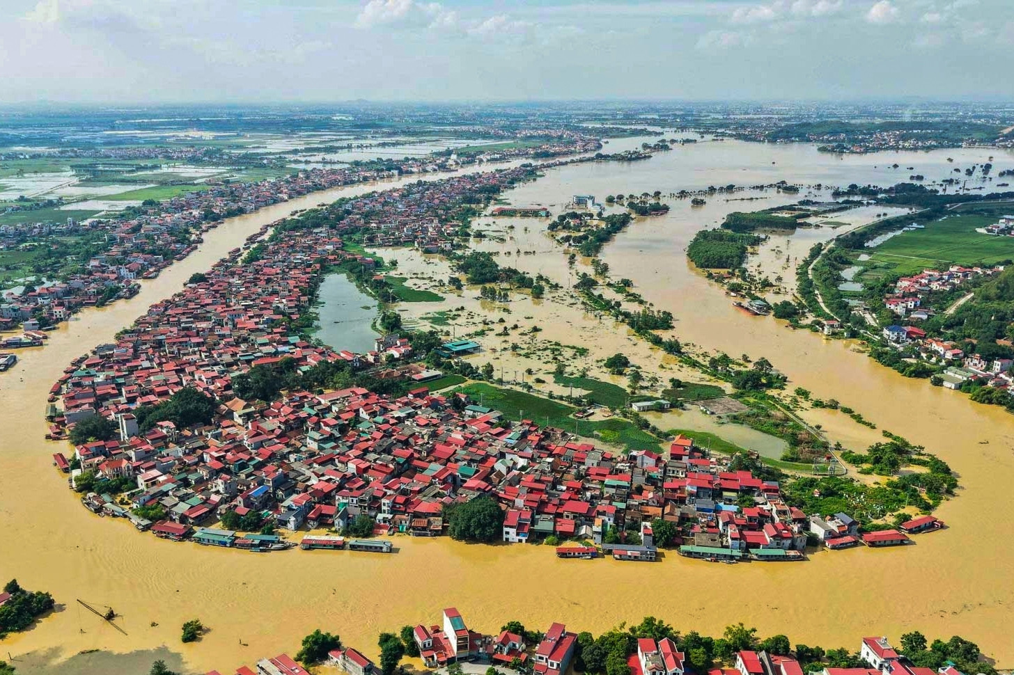 Hàng nghìn hộ dân ở Bắc Ninh bị cô lập, Chủ tịch tỉnh đến hiện trường