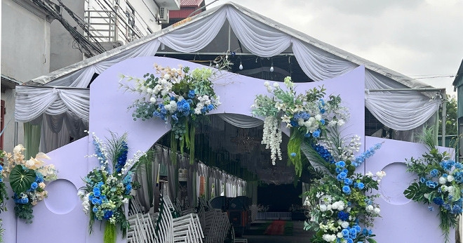 Hàng xóm U70 dẫn 4 cháu đi ăn cỗ cưới, chủ nhà ngao ngán khi bóc phong bì