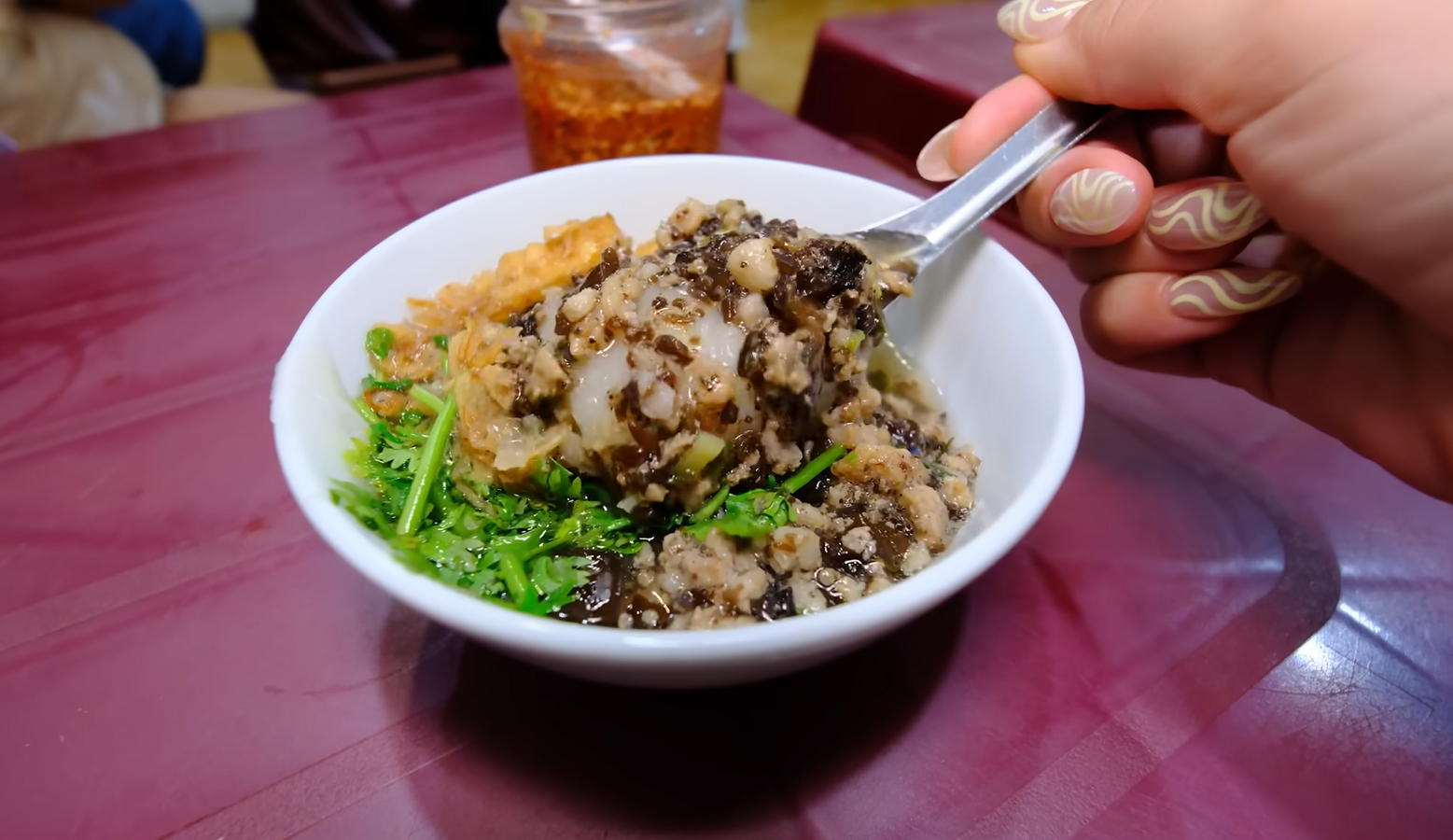 ភ្ញៀវទេសចរលោកខាងលិចញ៉ាំបិណ្ឌឌុកក្តៅនៅហាណូយ 0.png