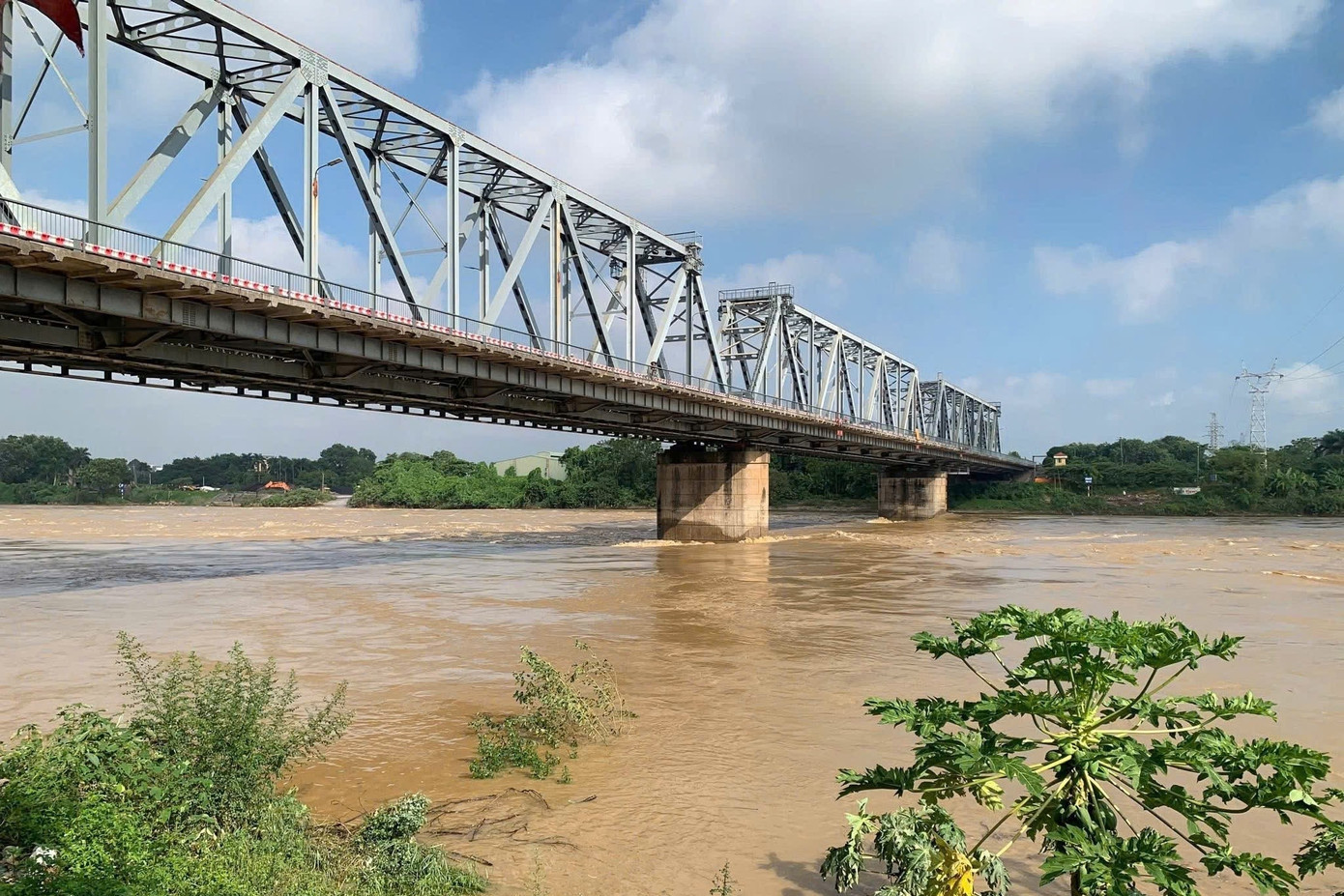 Lật tàu gần cầu Việt Trì, nghi 2 vợ chồng mất tích trong đêm