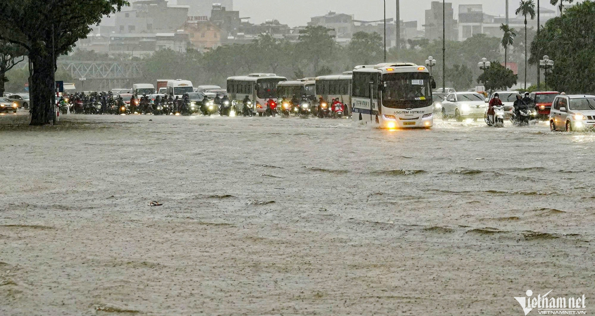 Lời cảnh báo từ các khu nhà cứ mưa là ngập ở Hà Nội
