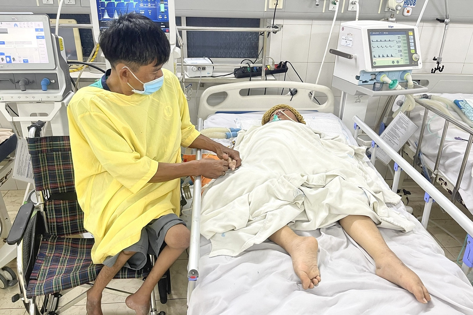 Người đàn ông khuyết tật cầu khẩn: “Em mất con rồi, xin mọi người cứu vợ em với”