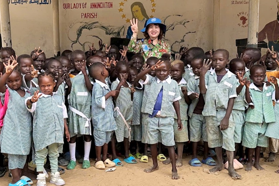 Nụ cười và hành động của lính mũ nồi xanh Việt Nam với người dân châu Phi