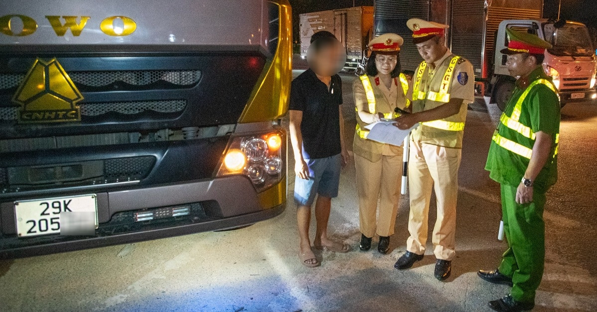 Nữ Trung tá CSGT chỉ huy bắt xe quá tải trong đêm, tài xế &amp;apos;than&amp;apos; muốn bỏ nghề