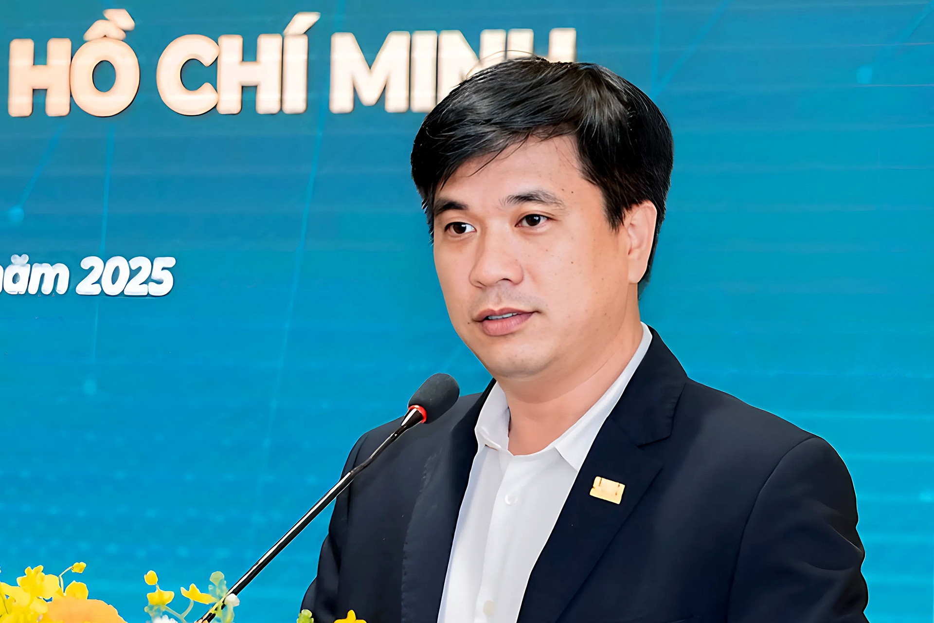 Phó giáo sư 47 tuổi điều hành Đại học Kinh tế TPHCM