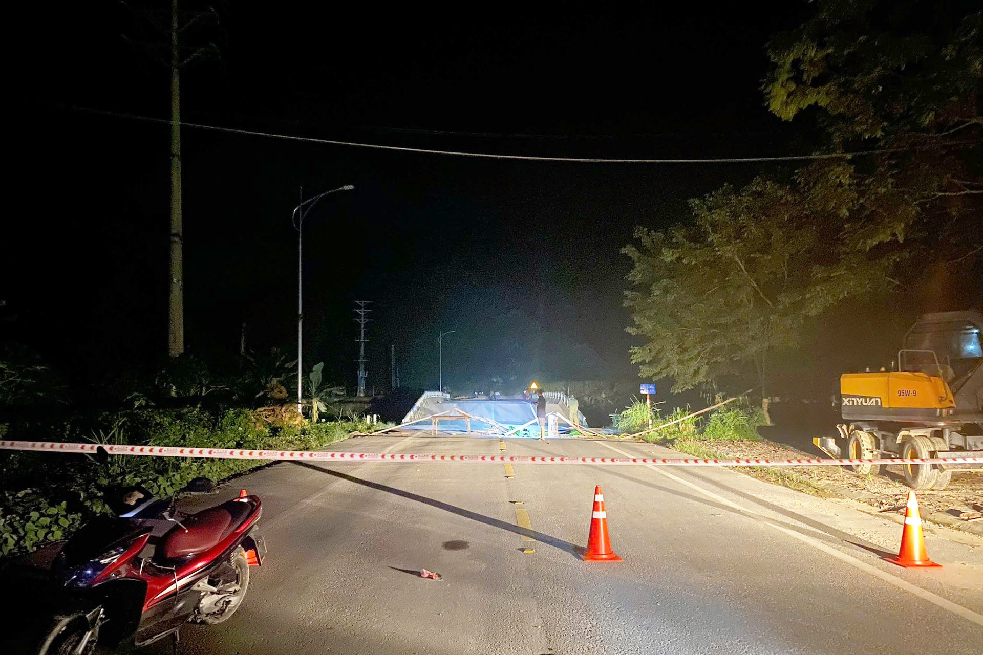 Tuyên Quang: Sập mố cầu lúc nửa đêm, vết sụt sâu 2m