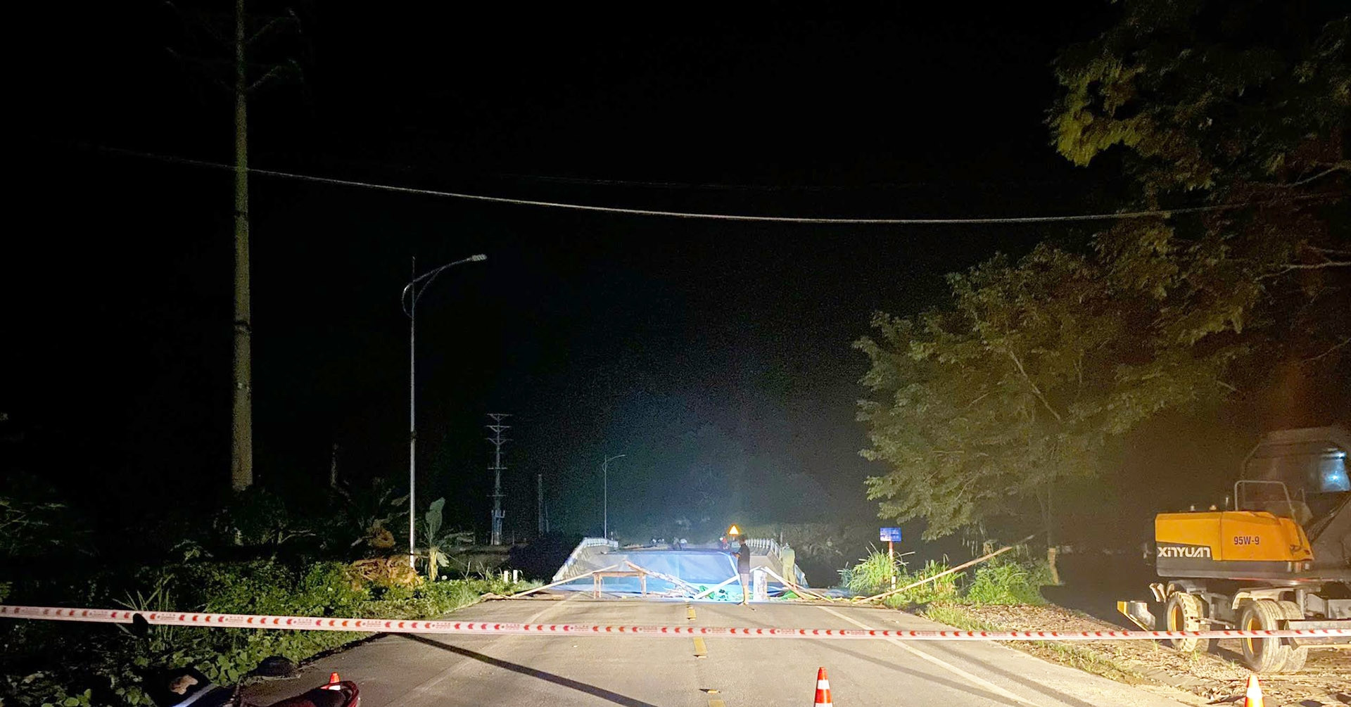 Tuyên Quang: Sập mố cầu lúc nửa đêm, vết sụt sâu 2m