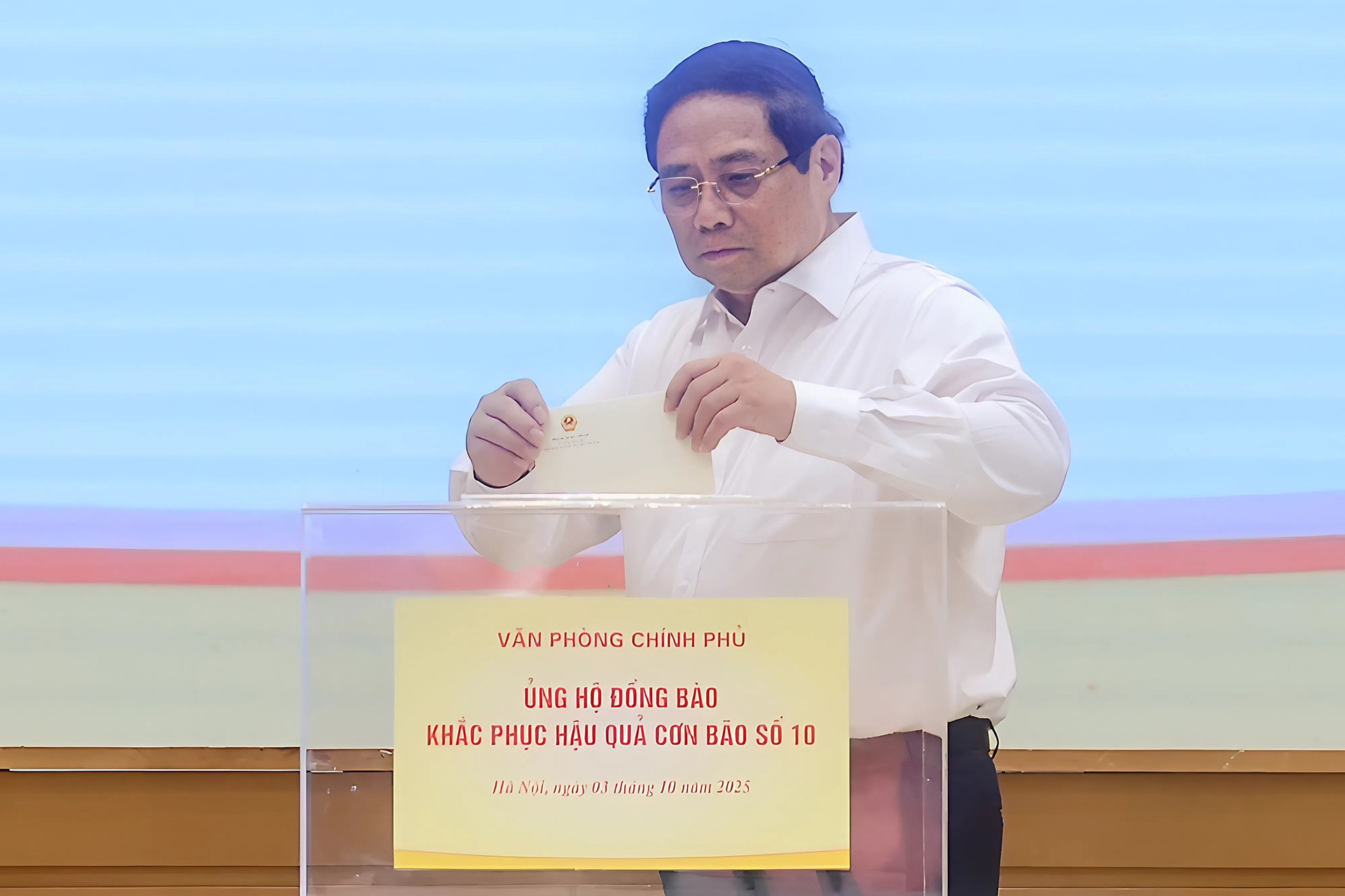 Thủ tướng và các Phó Thủ tướng quyên góp ủng hộ đồng bào vùng bão lũ