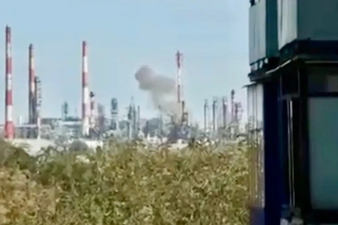 Ukraine tập kích nhà máy lọc dầu của Nga, viện trợ của Mỹ cho Kiev bị đình trệ