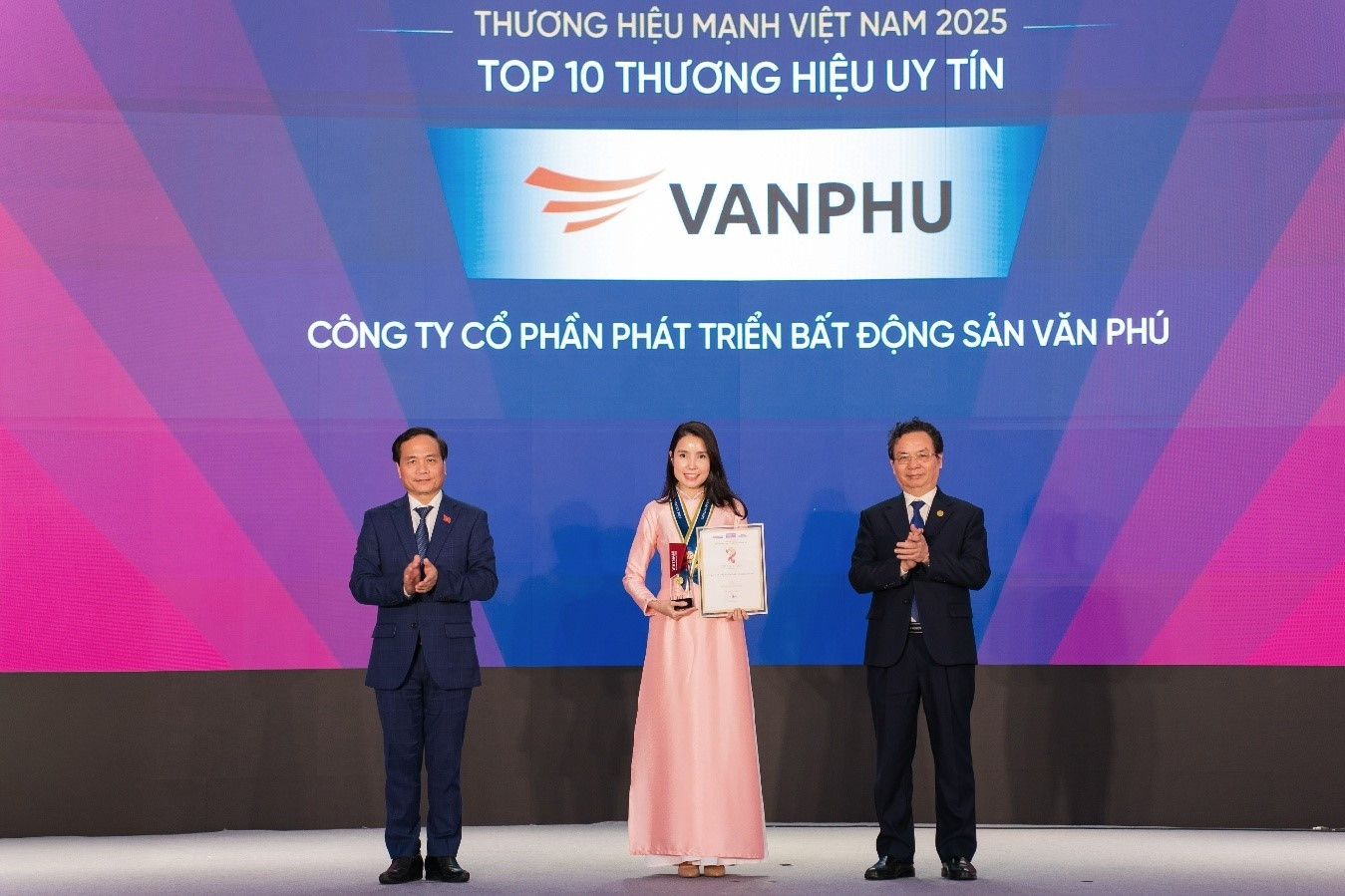 Văn Phú được vinh danh Top 10 Thương hiệu uy tín 2025