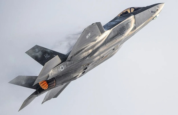 Venezuela tuyên bố cứng rắn khi 5 tiêm kích Mỹ xuất hiện gần bờ biển