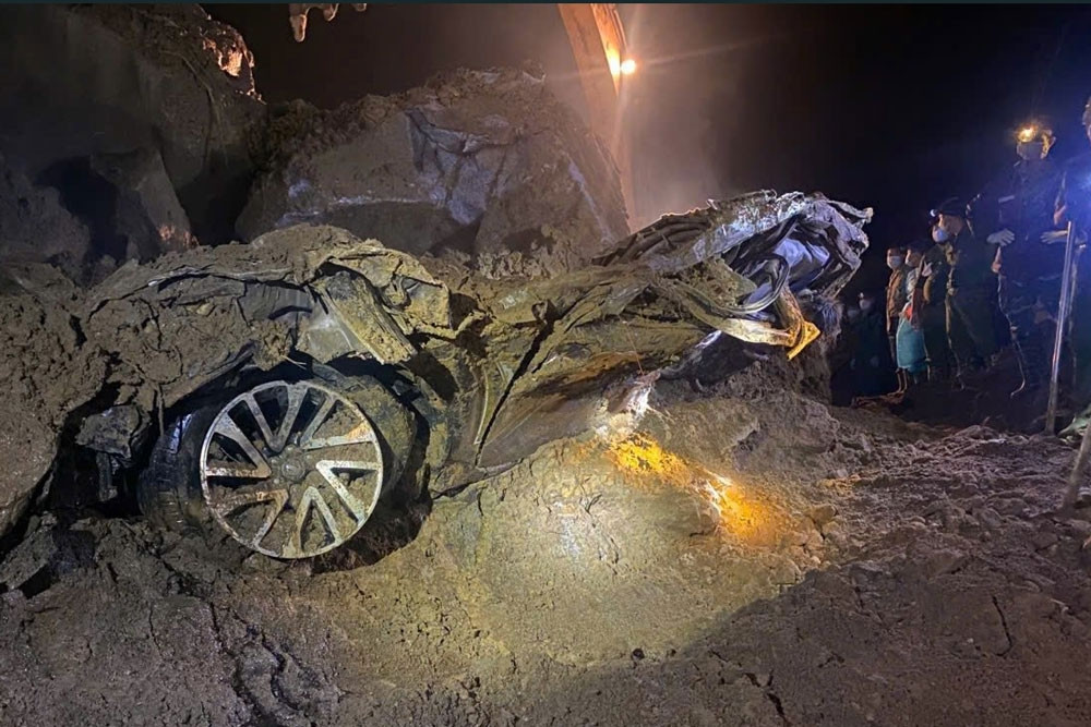 Vụ xe bán tải bị vùi lấp ở Lào Cai: 2 nạn nhân tử vong, 1 người vẫn mất tích