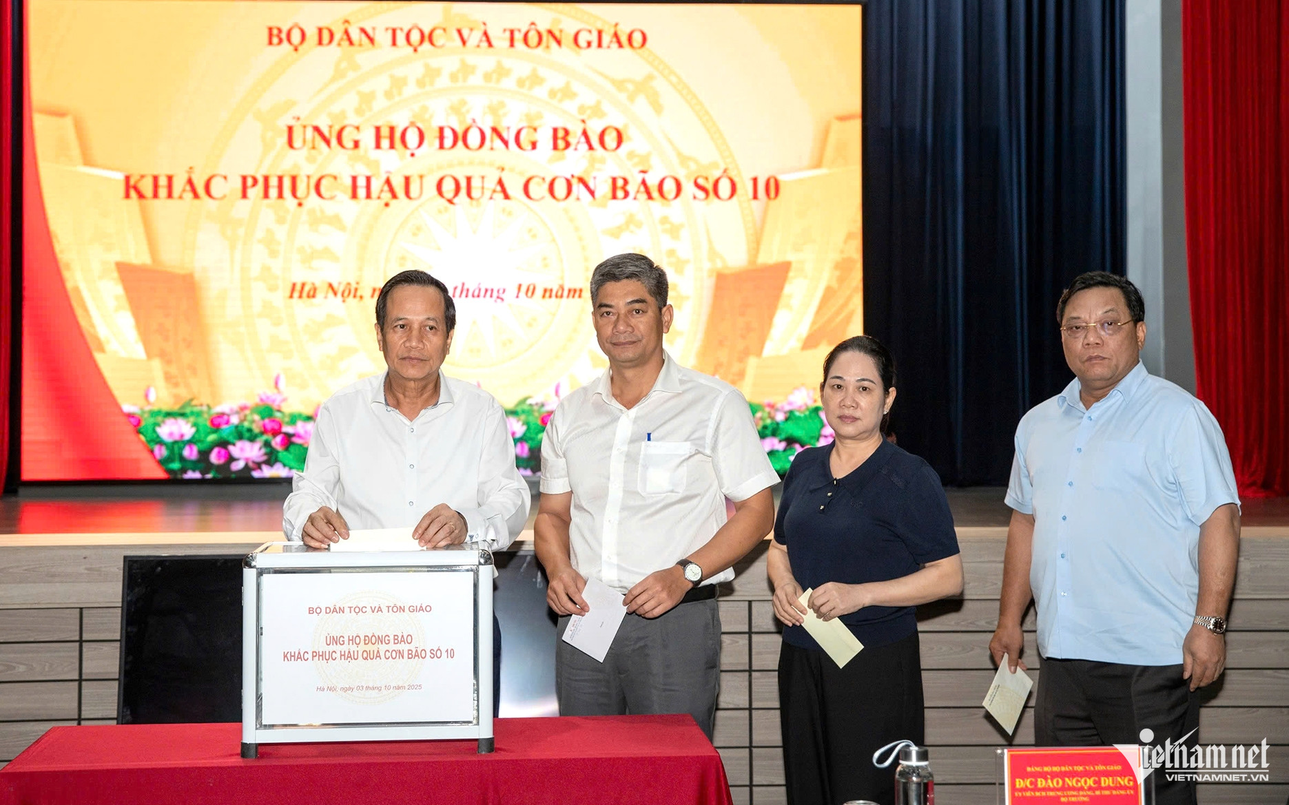 W-Ủng hộ bão số 10 2.jpg