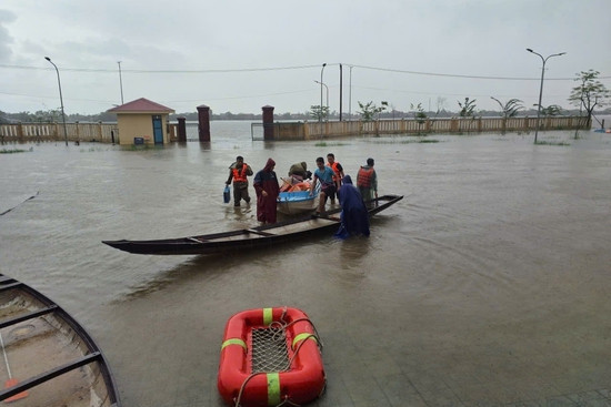 Bản tin chiều 30/10: Chuyển hàng đến cứu trợ vùng lũ, ghe chở 6 người bị lật