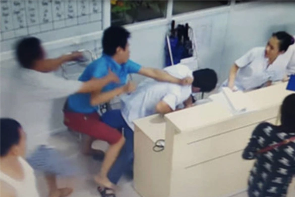 Bản tin trưa 30/10: Đề xuất hành vi đánh bác sĩ là chống người thi hành công vụ