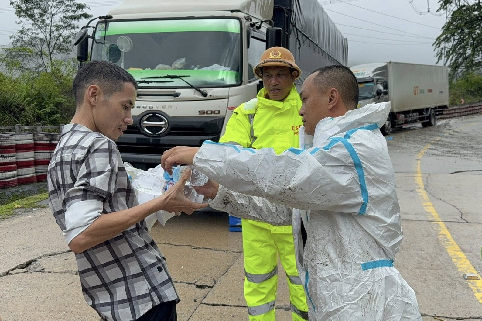 5 ngày mắc kẹt giữa cung đèo sạt lở: 'Đêm nghe tiếng đá rơi, tim tôi muốn rớt ra ngoài'