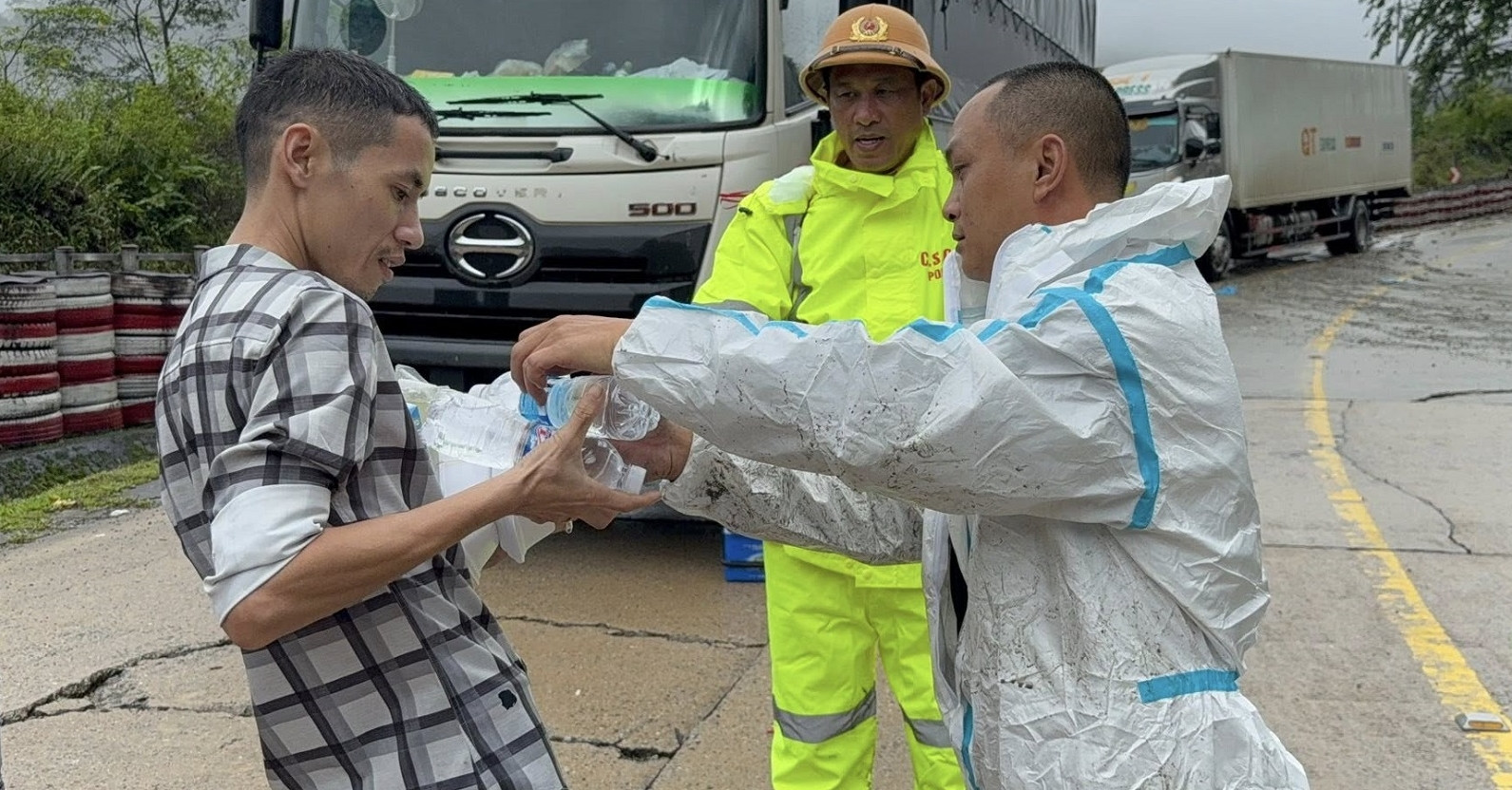 5 ngày mắc kẹt giữa cung đèo sạt lở: "Đêm nghe ...