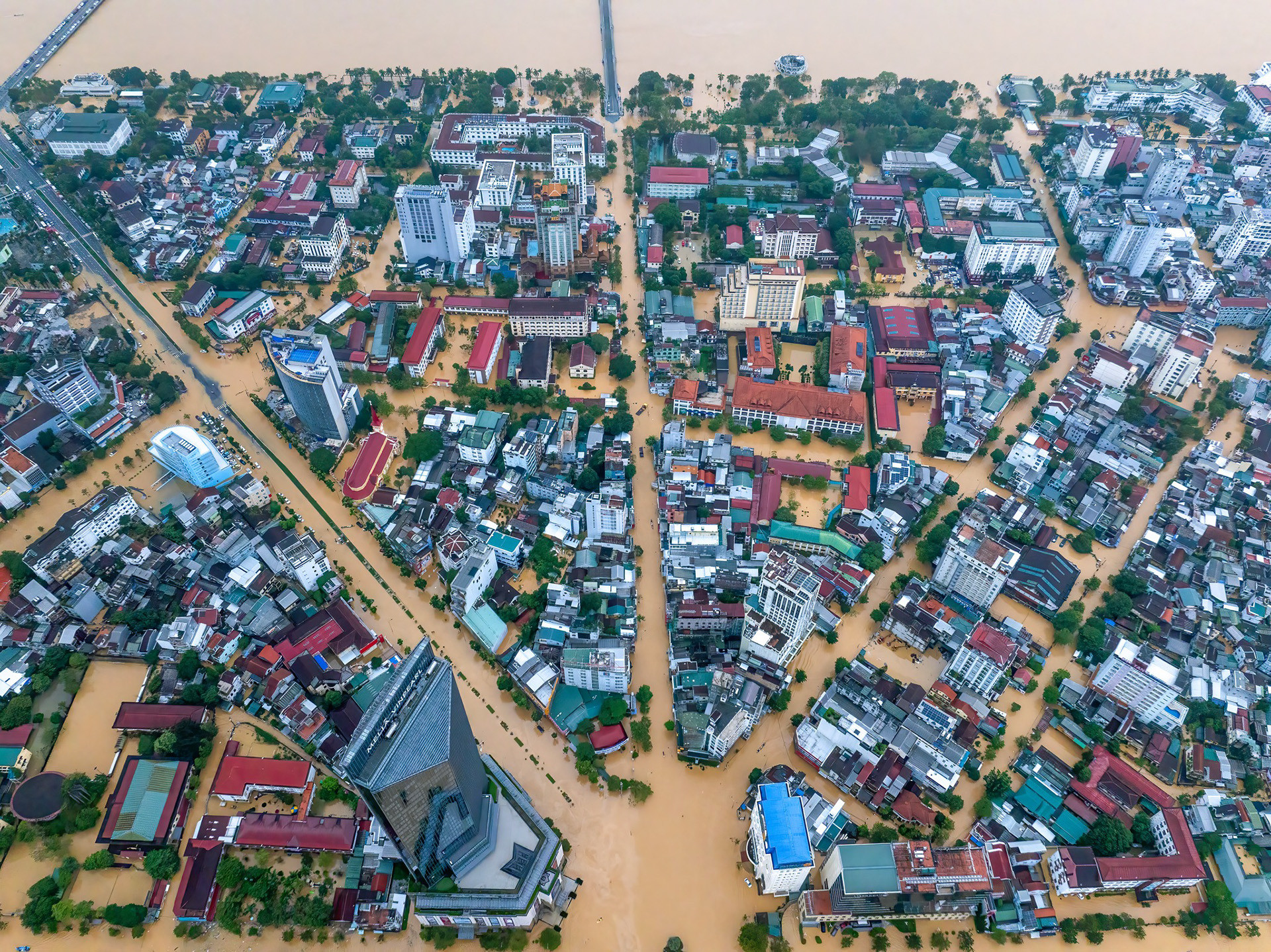 ベトナムフエ産 伽羅 水沈 海に囲まれた「夢のような土地、フエ」を鳥瞰した眺め。